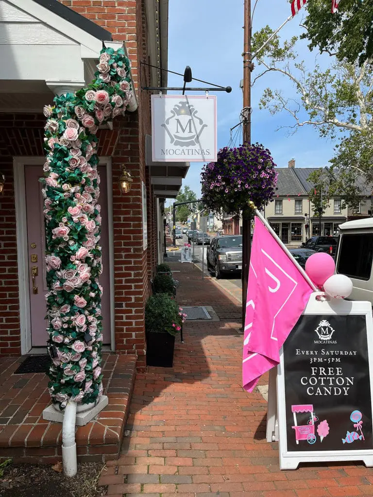 Mocatinas exterior of building