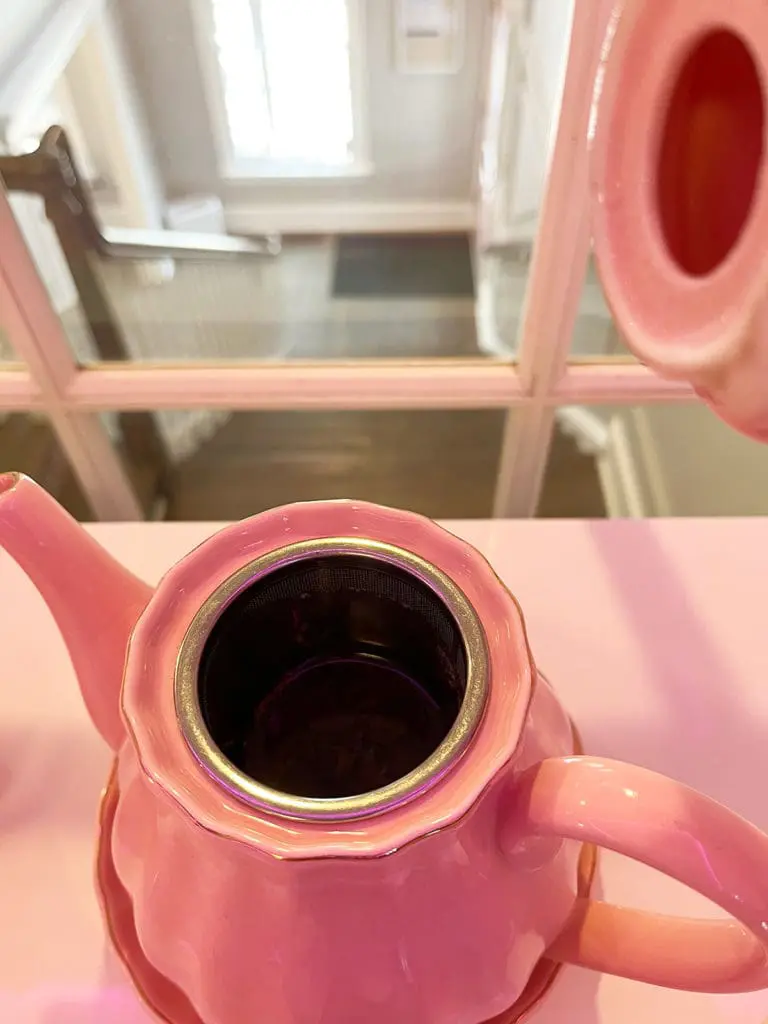 Tea pot with strainer