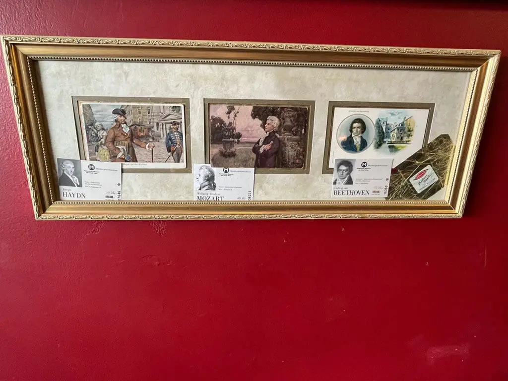 Caffe amadeus musician decor