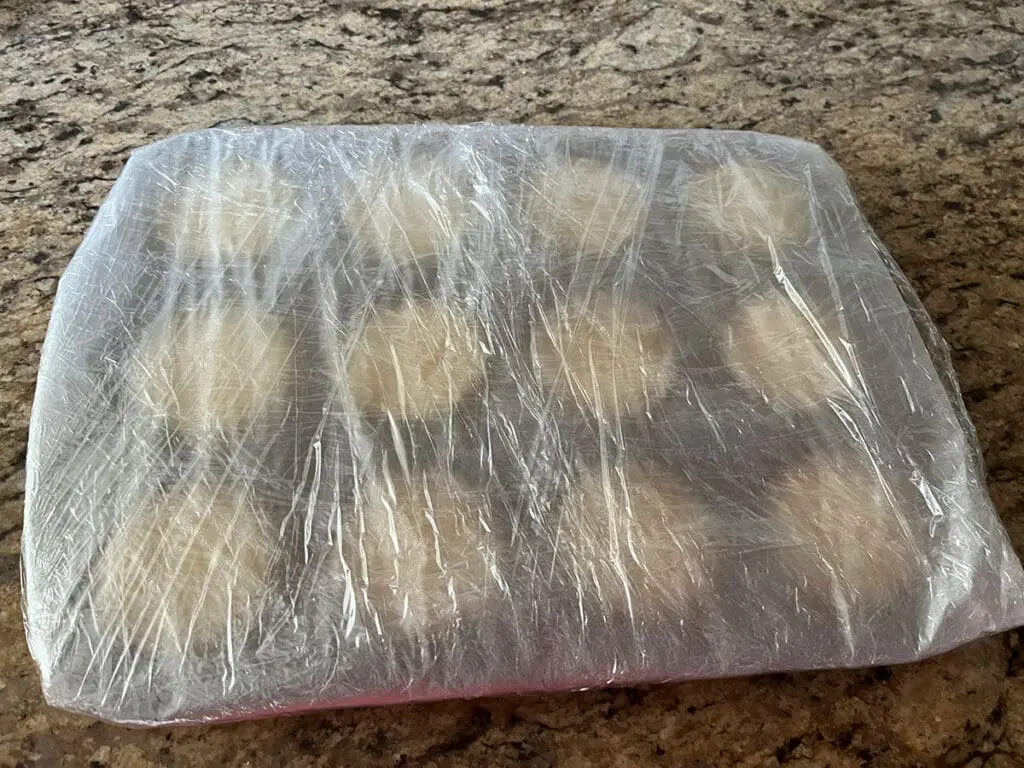 Mini cheesecakes with plastic wrap