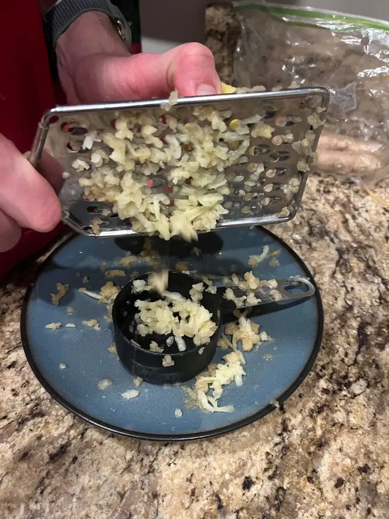 Spice cake apple grating