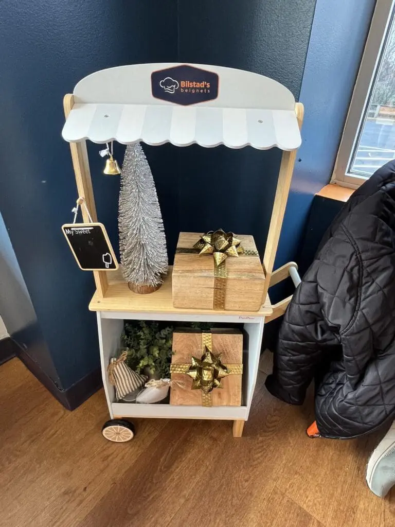 Bilstad's Beignets Decor