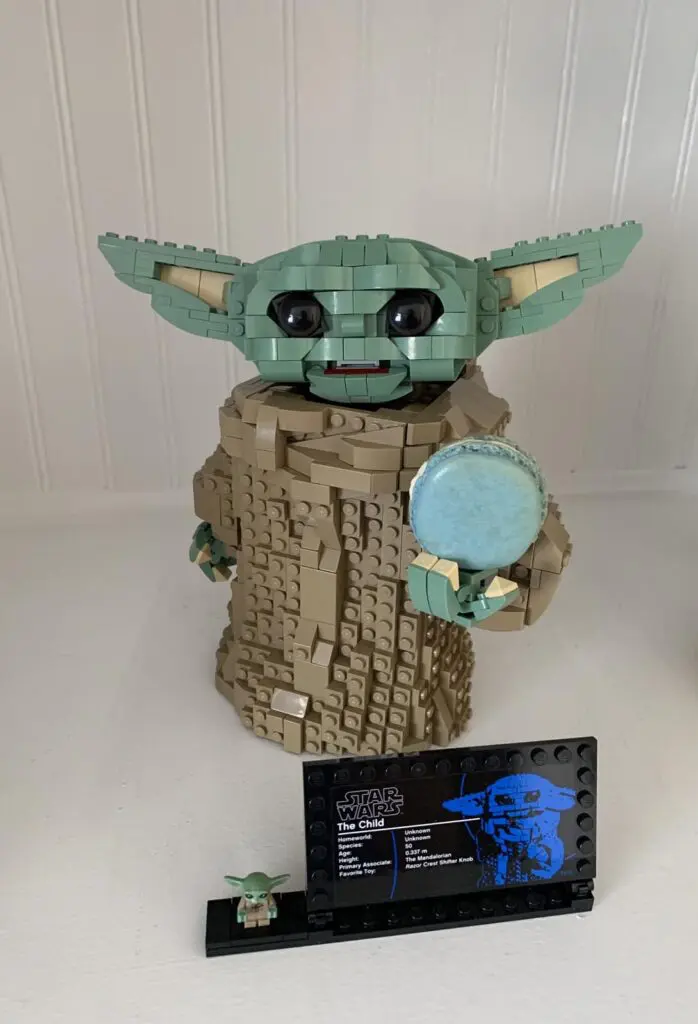 lego grogu holdng macaron