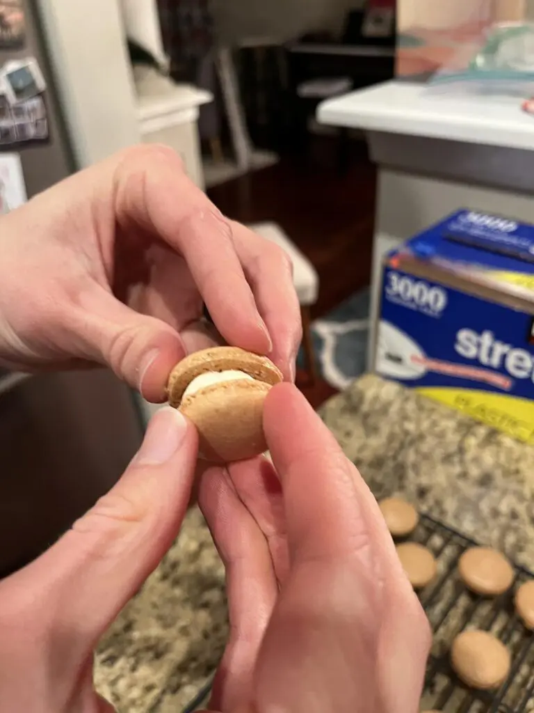 Assembly macaron cookies