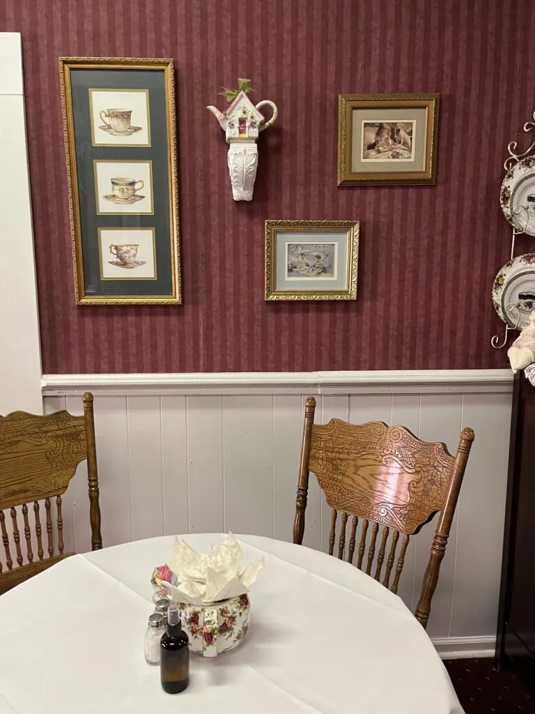 Top Hat Special Teas dining room