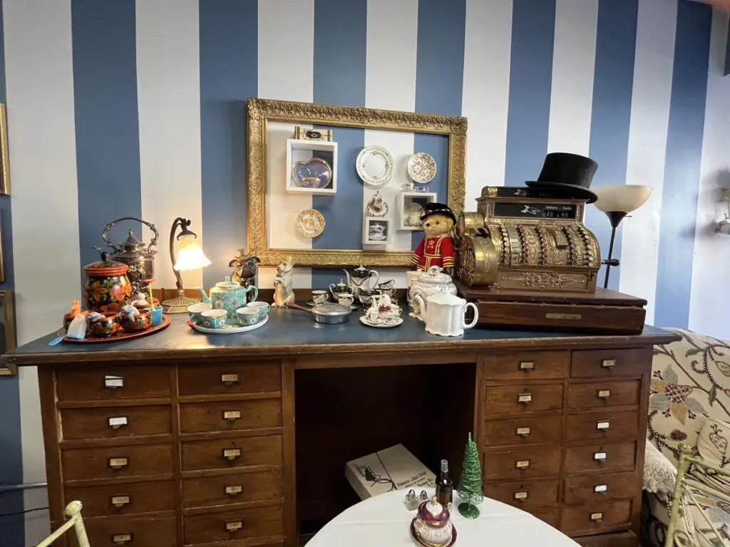 Top Hat Special Teas room decor