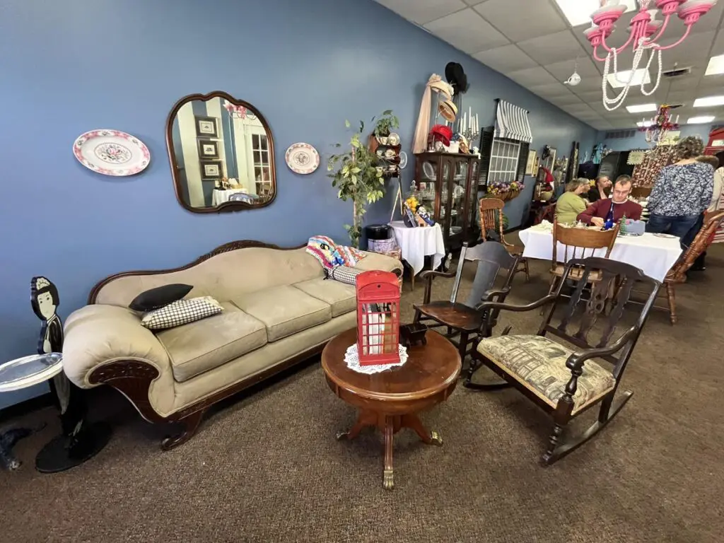 Top Hat Special Teas waiting area