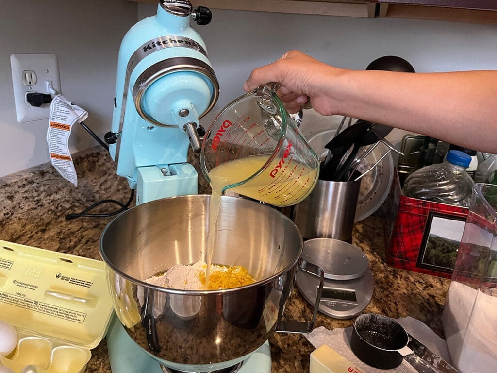 Pouring lemon juice into filling mixture